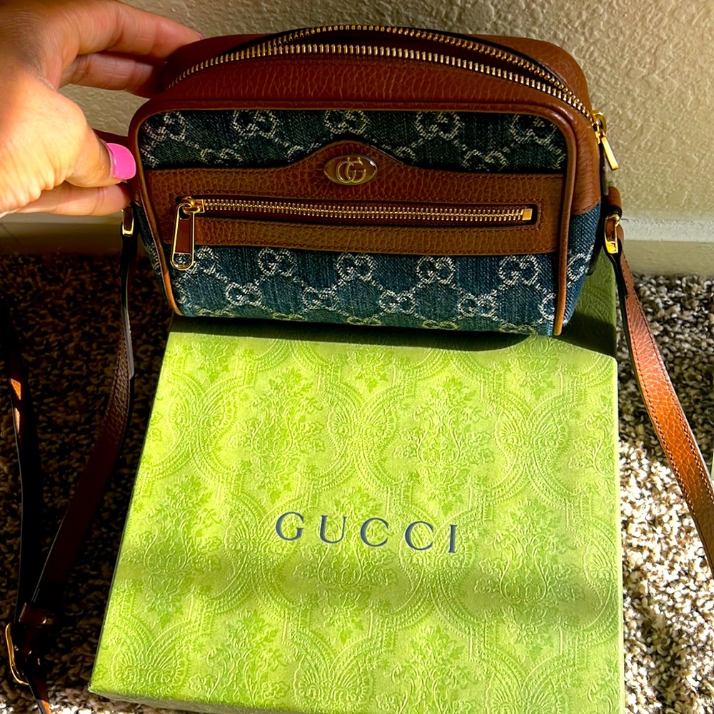 Woman’s gucci purse